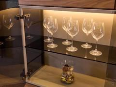 The interior glass shelves, thanks to their depth of nearly 30 cm, allow for convenient storage, glasses, goblets, bottles, and various objects